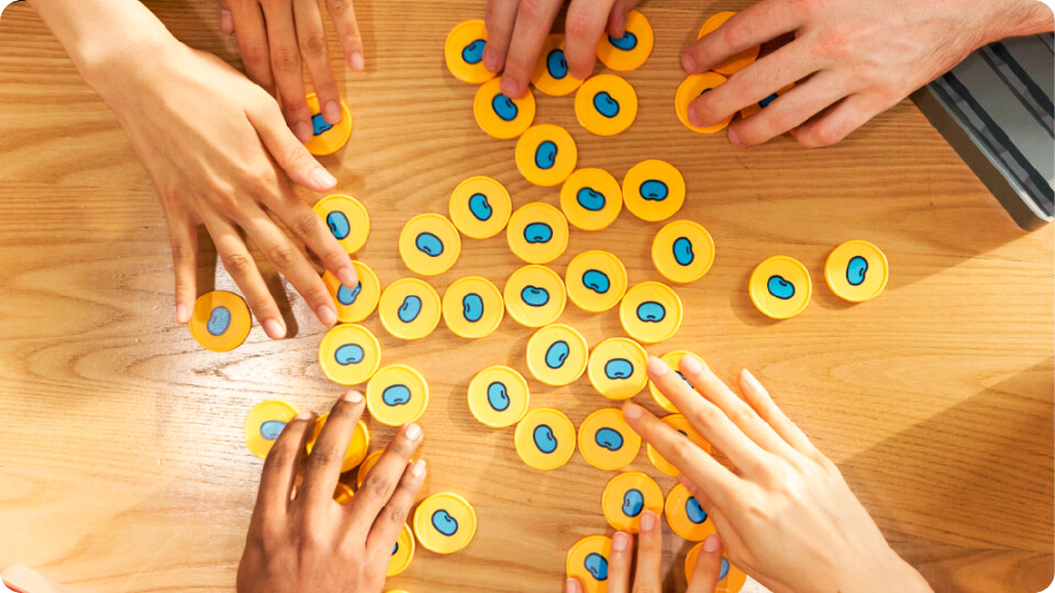 子どもが遊んでいるイラスト