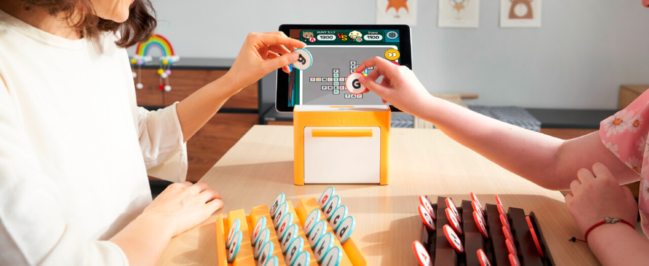 親子で遊んでいるイメージ画像