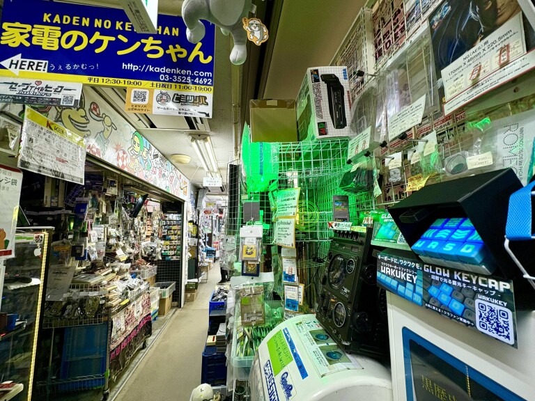 活動報告] 家電のケンちゃんで展示中！ | キーボードが暗闇で